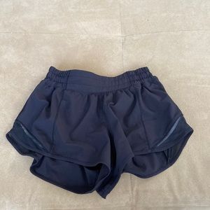 LULULEMON HOTTY HOT SHORTS 2.5” SIZE 2